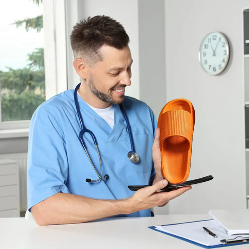 Des pantoufles orthopédiques conçues pour un confort absolu – sans douleur aux pieds, debout toute la journée en toute légèreté