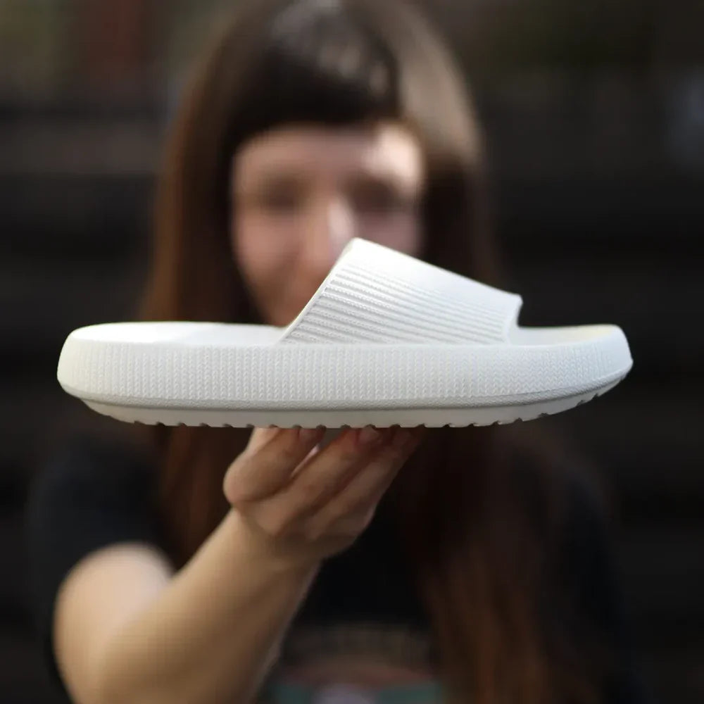 Des pantoufles orthopédiques conçues pour un confort absolu – sans douleur aux pieds, debout toute la journée en toute légèreté